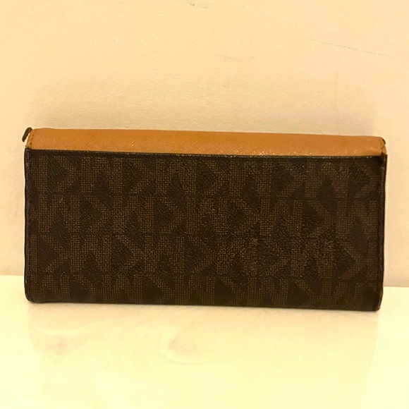 Michael Kors wallet.  Previously loved. Will accept reasonable best offer. - Picture 2 of 4